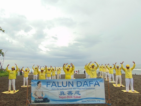 Image for article Badung, Bali: Meningkatkan Kesadaran akan Penganiayaan Terhadap Praktisi Falun Dafa di Tiongkok