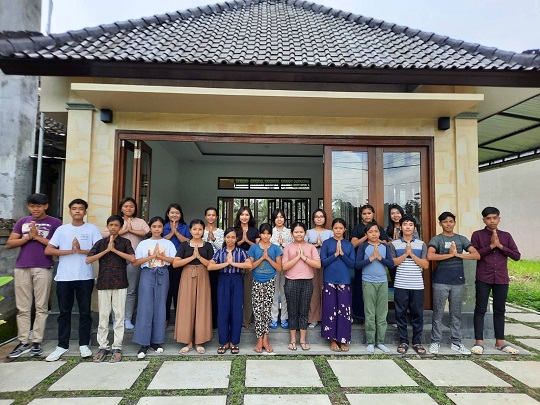 Image for article Bali: Praktisi Muda Menyebarkan Keindahan Falun Dafa