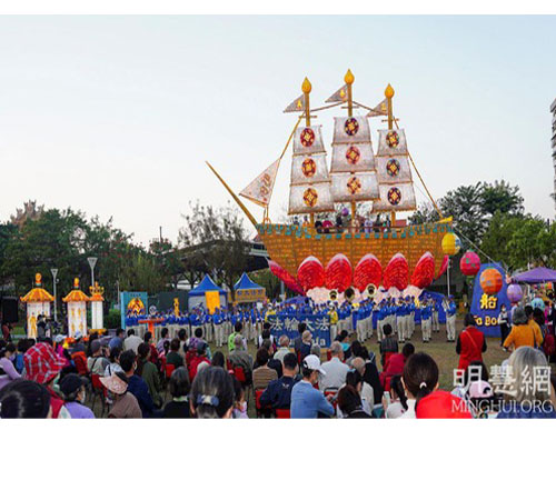 Image for article Lentera Perahu Falun Dafa Memberikan Berkah Selama Festival Lentera Taiwan 2022