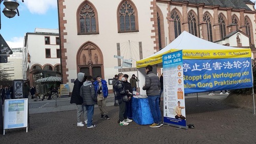 Image for article Frankfurt, Jerman: Peragaan Latihan Falun Dafa Menarik Dukungan untuk Mengakhiri Penganiayaan di Tiongkok