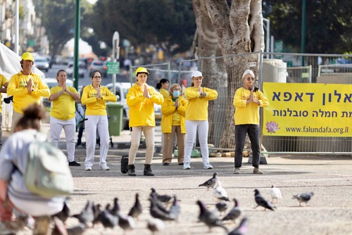 Image for article Israel: Pembeli di Pasar Jumat di Ramat Gan Mempelajari Falun Dafa