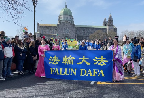Image for article Irlandia: Falun Dafa Tampil di Pawai Hari St. Patrick di Galway
