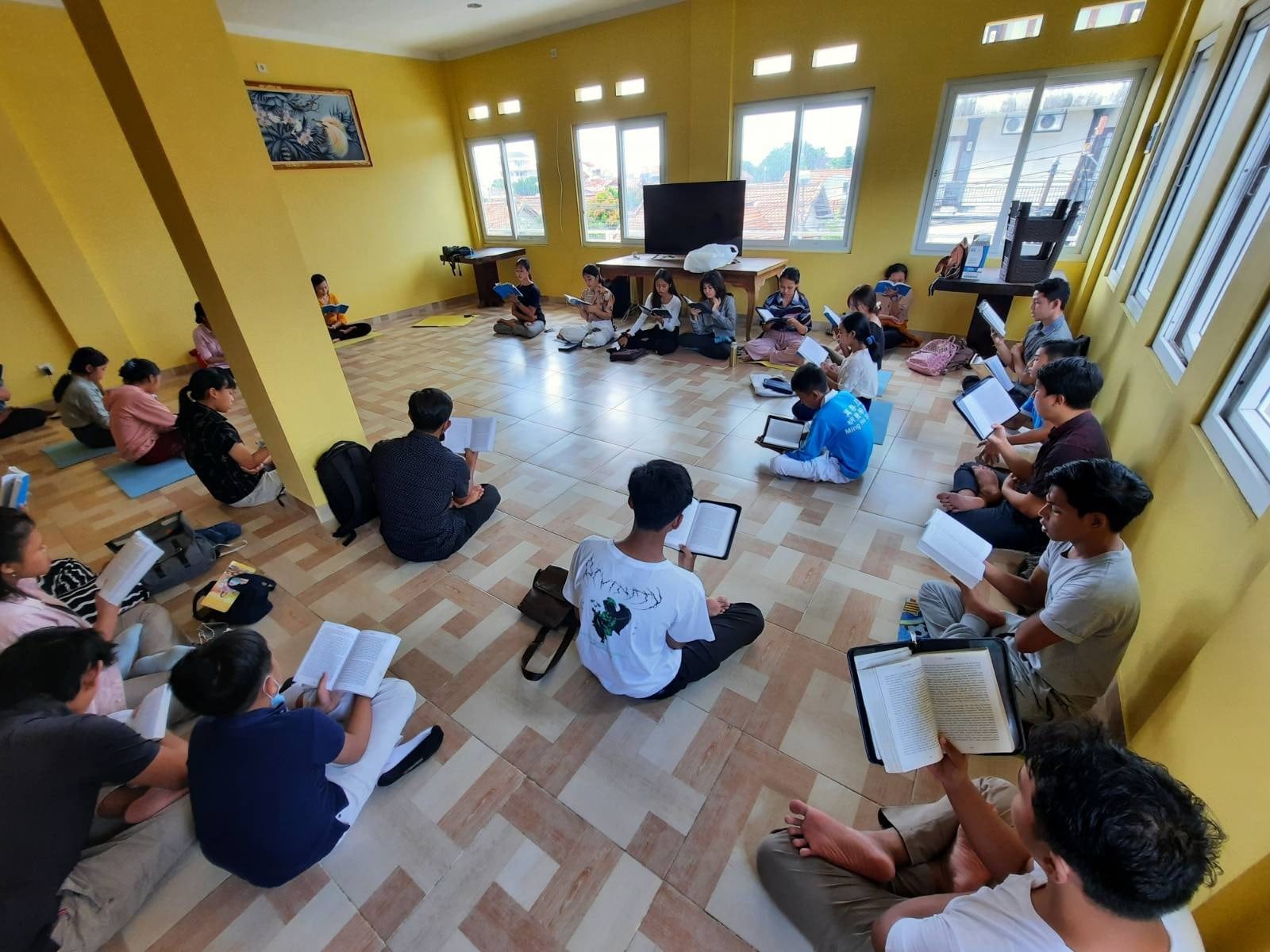 Image for article Bali: Praktisi Muda Membangkitkan Nurani Pengunjung Pantai Club Med