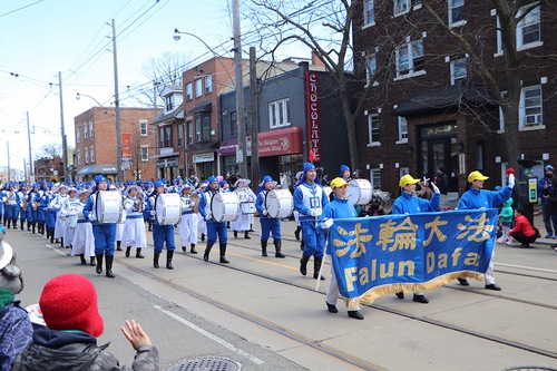 Image for article Toronto, Kanada: Falun Dafa Bersinar di Parade Paskah