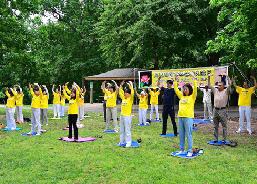 Image for article Carolina Utara: Praktisi Merayakan Hari Falun Dafa Sedunia di Raleigh