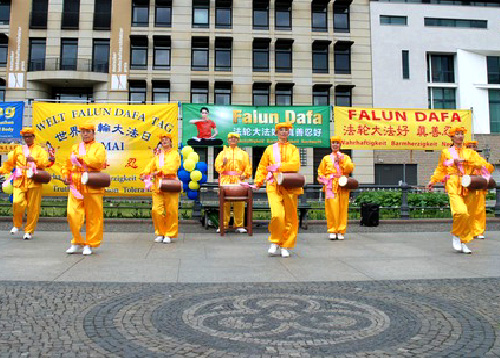 Image for article Berlin, Jerman: Praktisi Merayakan Hari Jadi ke-30 Pengenalan Falun Dafa ke Publik