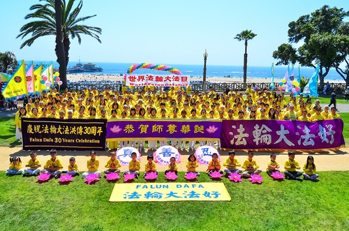 Image for article Los Angeles, California: Praktisi Merayakan Hari Falun Dafa Sedunia di Pantai Santa Monica