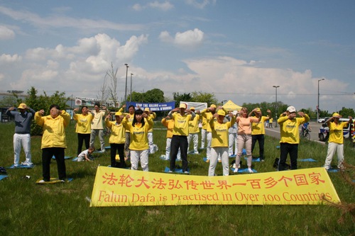 Image for article Prancis: Praktisi Falun Gong Meningkatkan Kesadaran akan Penganiayaan di Luar Parlemen Eropa