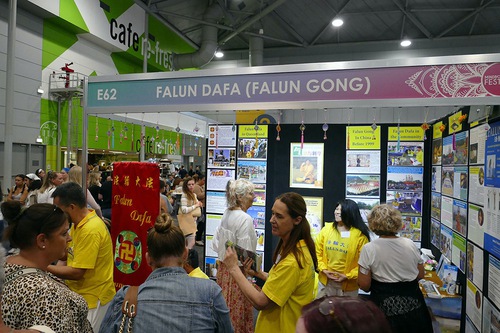 Image for article Brisbane, Australia: Praktisi Membawa Keindahan Falun Dafa ke Mind Body Spirit Festival 