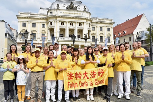 Image for article Merayakan Hari Falun Dafa Sedunia di Bratislava, Slovakia