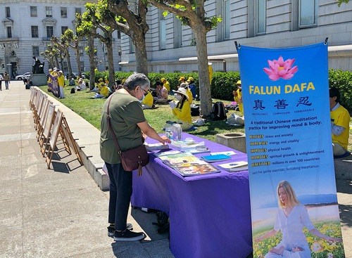 Image for article San Francisco, California: Praktisi Mengadakan Kegiatan di Depan Balai Kota untuk Memperkenalkan Falun Dafa