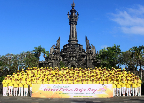 Image for article Praktisi Falun Dafa di Berbagai Kota/Wilayah di Indonesia Merayakan Hari Falun Dafa Sedunia dan dengan Hormat Mengucapkan Selamat Ulang Tahun kepada Shifu yang Belas Kasih (Bagian 2)
