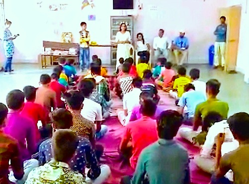 Image for article India: Memperkenalkan Falun Dafa ke Murid-Murid dan Staf sebuah Sekolah di Nagpur
