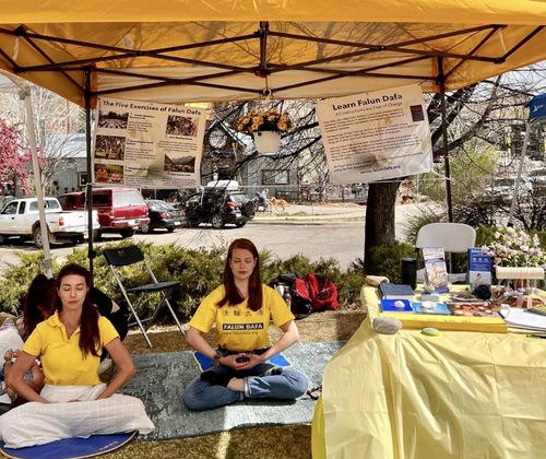 Image for article Colorado, AS: Praktisi Falun Dafa Disambut Penduduk Lokal di Festival Dandelion