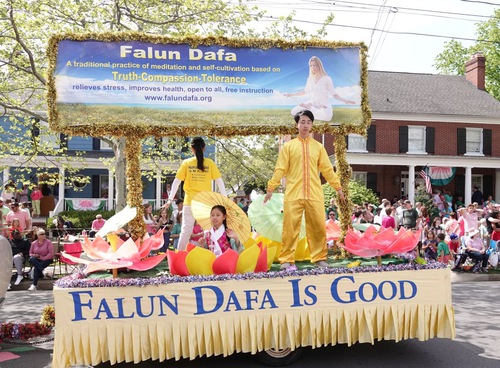 Image for article Winchester, Virginia: Orang-orang Mempelajari Falun Dafa saat Parade Festival Bunga Apel Shenandoah