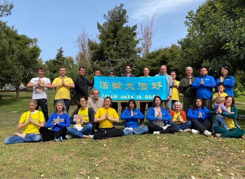 Image for article Yunani: Praktisi Mengucapkan Terima Kasih kepada Guru dan Memberi Tahu Orang-Orang Tentang Falun Dafa dan Penganiayaan