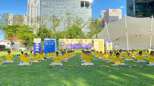 Image for article Singapura: Praktisi Falun Dafa Merayakan Hari Falun Dafa Sedunia dan Mengucapkan Selamat Hari Ulang Tahun kepada Guru