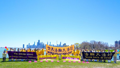 Image for article Chicago: Praktisi Falun Dafa Merayakan Peringatan ke 30 Tahun Pengenalan Falun Dafa ke Publik dan Mengungkapkan Rasa Terima Kasih Mereka kepada Guru