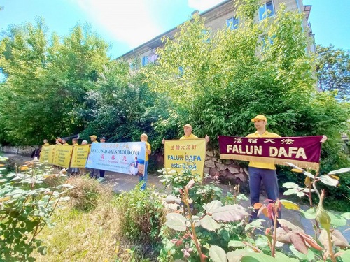Image for article Moldova: Praktisi Mengadakan Kegiatan untuk Merayakan Hari Falun Dafa Sedunia