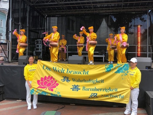 Image for article Jerman: Praktisi di Festival Budaya di Dortmund Dipuji karena Meningkatkan Kesadaran akan Penganiayaan Falun Dafa di Tiongkok