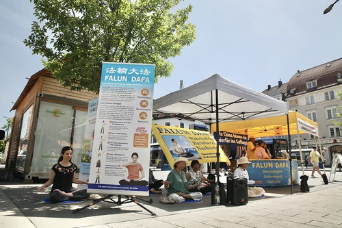 Image for article Jerman: Orang-orang di Munich Mengecam Penganiayaan terhadap Falun Gong