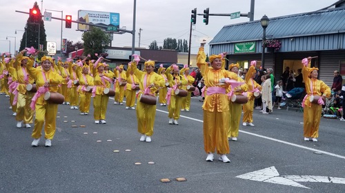 Image for article Seattle: Praktisi Falun Dafa Berpartisipasi dalam Festival Stroberi Marysville