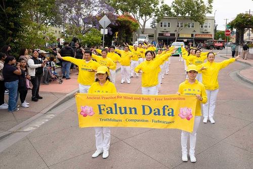 Image for article San Francisco: Falun Dafa Menerima Sambutan Hangat Saat Parade Ceri di San Leandro 