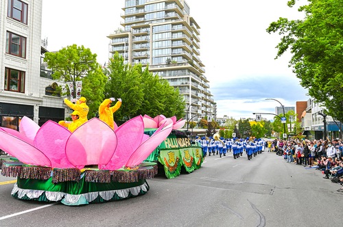Image for article Kanada: Praktisi Menampilkan Keindahan Falun Dafa di Parade Hari Victoria di British Columbia