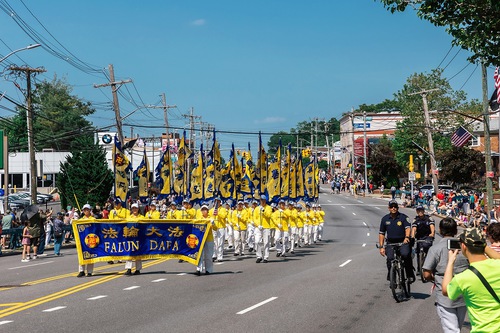 Image for article New York: Praktisi Falun Dafa di Parade Hari Peringatan Long Island