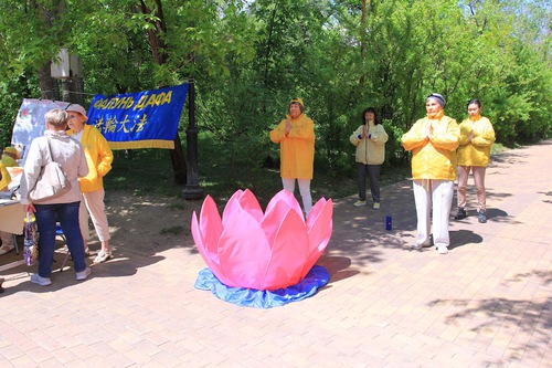 Image for article Rusia: Memperkenalkan Falun Dafa Selama Peringatan Hari Jadi Kota Angarsk