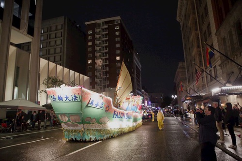 Image for article Oregon, AS: Kendaraan Hias Falun Dafa Bersinar di Parade Rose Festival Starlight