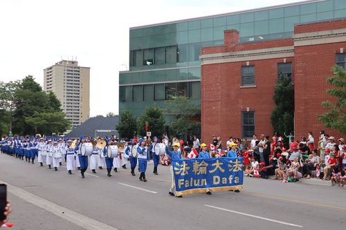 Image for article Toronto, Kanada: Falun Dafa Disambut Gembira Selama Parade Hari Kanada