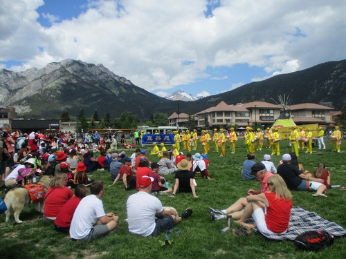 Image for article Banff, Alberta: Genderang Pinggang Falun Dafa di Perayaan Hari Kanada