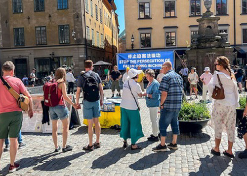 Image for article Swedia: Memperkenalkan Falun Dafa di Festival Pertengahan Musim Panas
