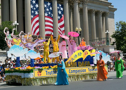 Image for article Washington DC: Praktisi Falun Dafa Disambut di Parade Hari Kemerdekaan AS