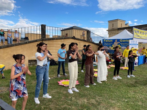 Image for article Koblenz, Jerman: Orang-Orang Memuji Falun Dafa Selama Festival Multikultural