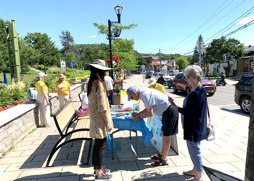 Image for article Quebec, Kanada: Orang-orang Mengungkapkan Apresiasi Mereka terhadap Falun Dafa Selama Acara di Tujuan Wisata Populer