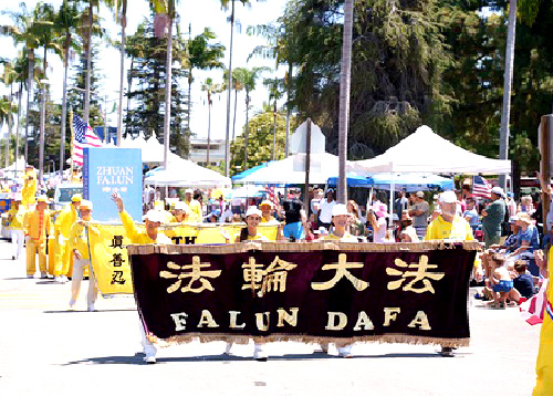Image for article California: Pesan Damai Praktisi Falun Dafa Disambut di Parade Coronado 4 Juli