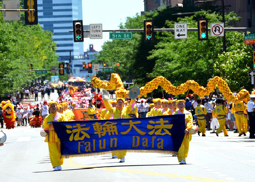 Image for article Philadelphia, AS: Orang-Orang Memuji Falun Dafa di Dua Parade Hari Kemerdekaan