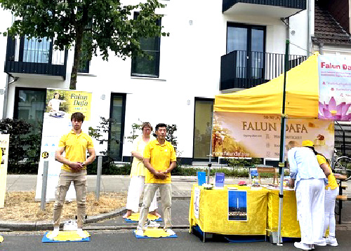 Image for article Bremen, Jerman: Pengunjung Festival Senang Belajar tentang Falun Dafa 