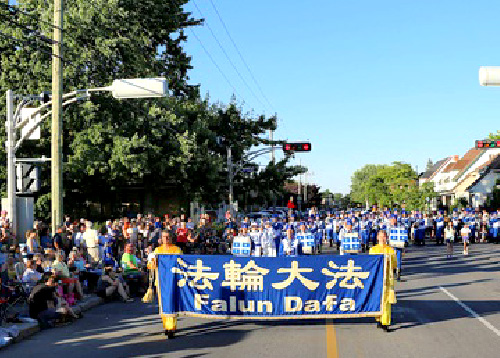 Image for article Kanada: Praktisi Falun Dafa Diterima dengan Baik Selama Pawai Liburan di Quebec