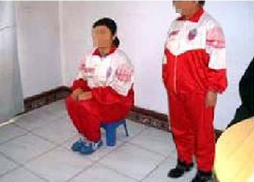 Image for article Wanita Heilongjiang Menjalani Hukuman Karena Keyakinannya Dipaksa Duduk di Bangku Kecil Selama Berjam-jam Setiap Hari