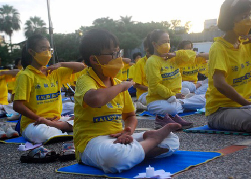 Image for article Nyala Lilin di Chiayi, Taiwan Mengecam Penganiayaan PKT terhadap Falun Gong