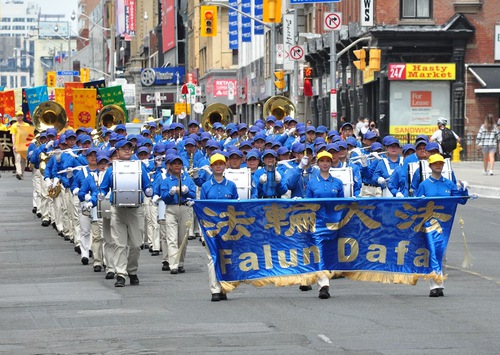 Image for article Toronto: Publik Memuji Falun Dafa Selama Parade Diadakan untuk Mengungkap Penganiayaan di Tiongkok
