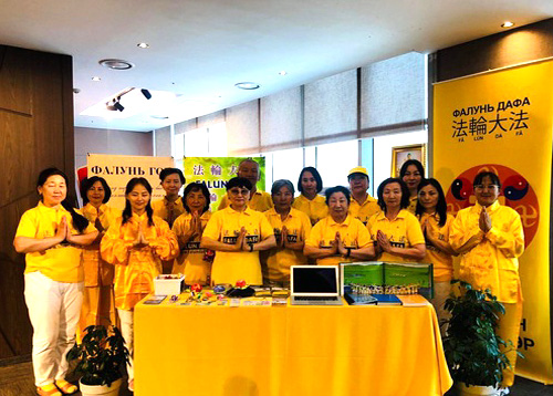Image for article Mongolia: Falun Dafa Menarik Minat Orang Muda pada Pameran Kesehatan di Ulan Bator