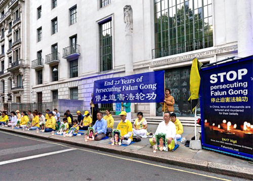 Image for article London, Inggris: Praktisi Mengadakan Nyala Lilin Di Luar Kedutaan Besar Tiongkok, Menyerukan Akhiri Penganiayaan di Tiongkok