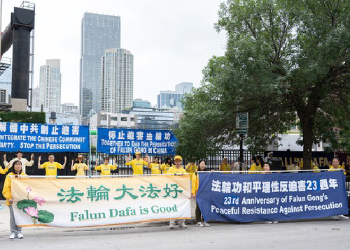 Image for article Chicago, AS: Rapat Umum dan Nyala Lilin Mengenang Praktisi Falun Dafa Yang Meninggal Selama 23 Tahun Penganiayaan Oleh PKT
