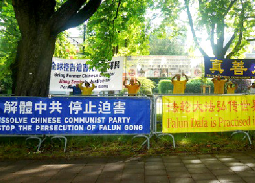 Image for article Belgia: Praktisi Menandai 23 Tahun Penganiayaan di Depan Kedutaan Besar Tiongkok