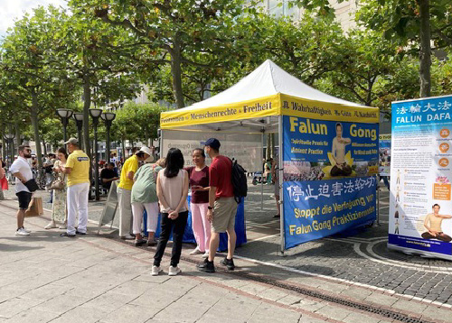 Image for article Frankfurt, Jerman: Praktisi Mengungkap Penganiayaan PKT terhadap Falun Dafa