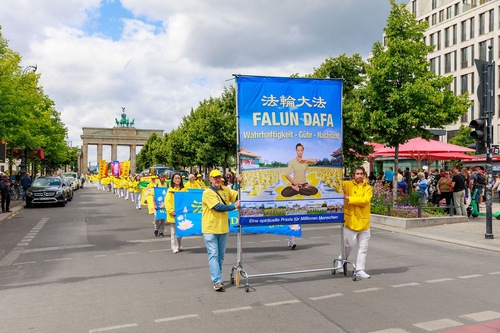 Image for article Jerman: Publik Memuji Ketangguhan Praktisi Selama Parade di Berlin untuk Mengungkap Penganiayaan yang Sudah Berlangsung Puluhan Tahun